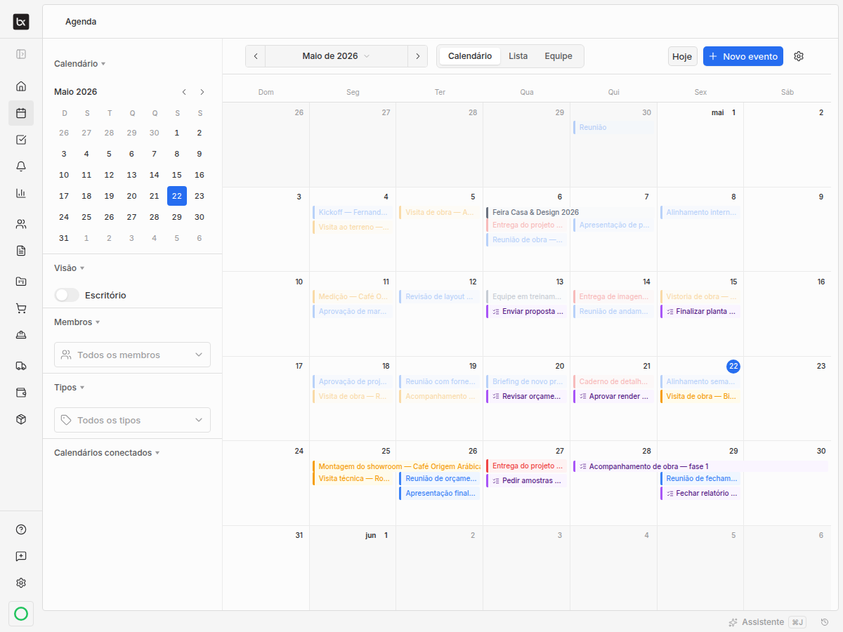 Agenda do Braxio em visão mensal de maio, com calendário e filtros laterais e o mês cheio: vários dias com dois ou três compromissos, eventos de vários dias como uma feira, e tarefas com prazo no meio das reuniões, visitas de obra e entregas.