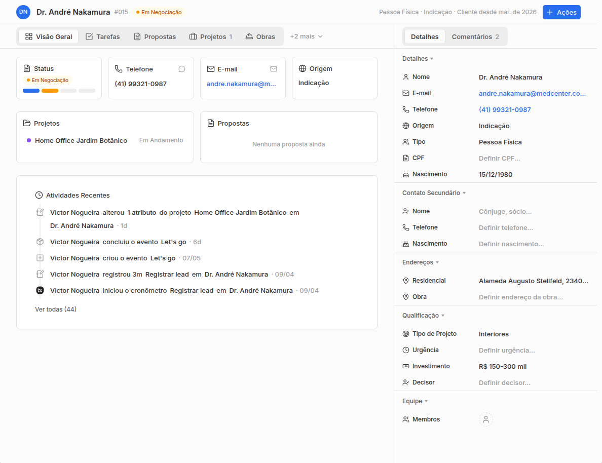 Ficha do cliente com abas, cartões de visão geral, atividades recentes e painel de detalhes.