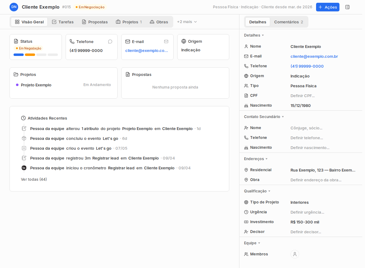 Ficha de cliente com abas, visão geral, atividades e painel lateral de detalhes editáveis.