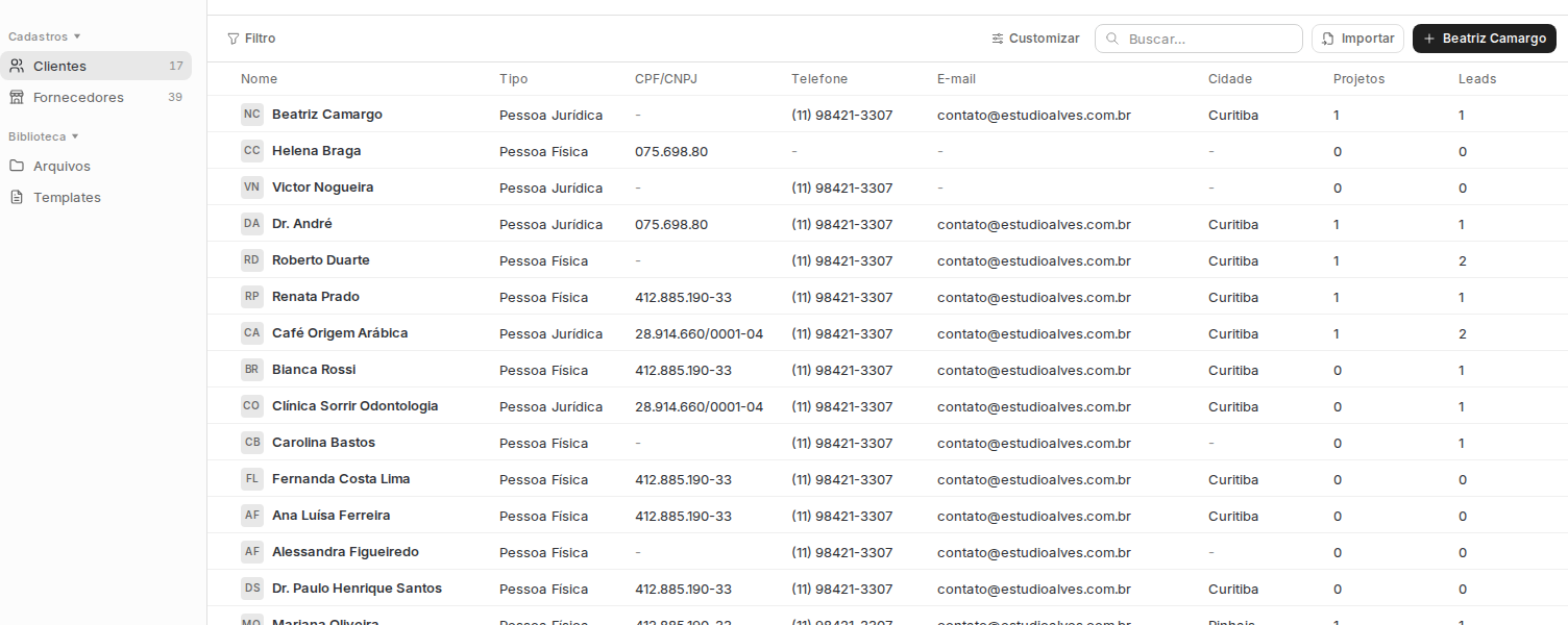 Lista de clientes em Escritório, com tipo, CPF ou CNPJ, telefone, e-mail, cidade e as colunas de projetos e leads.