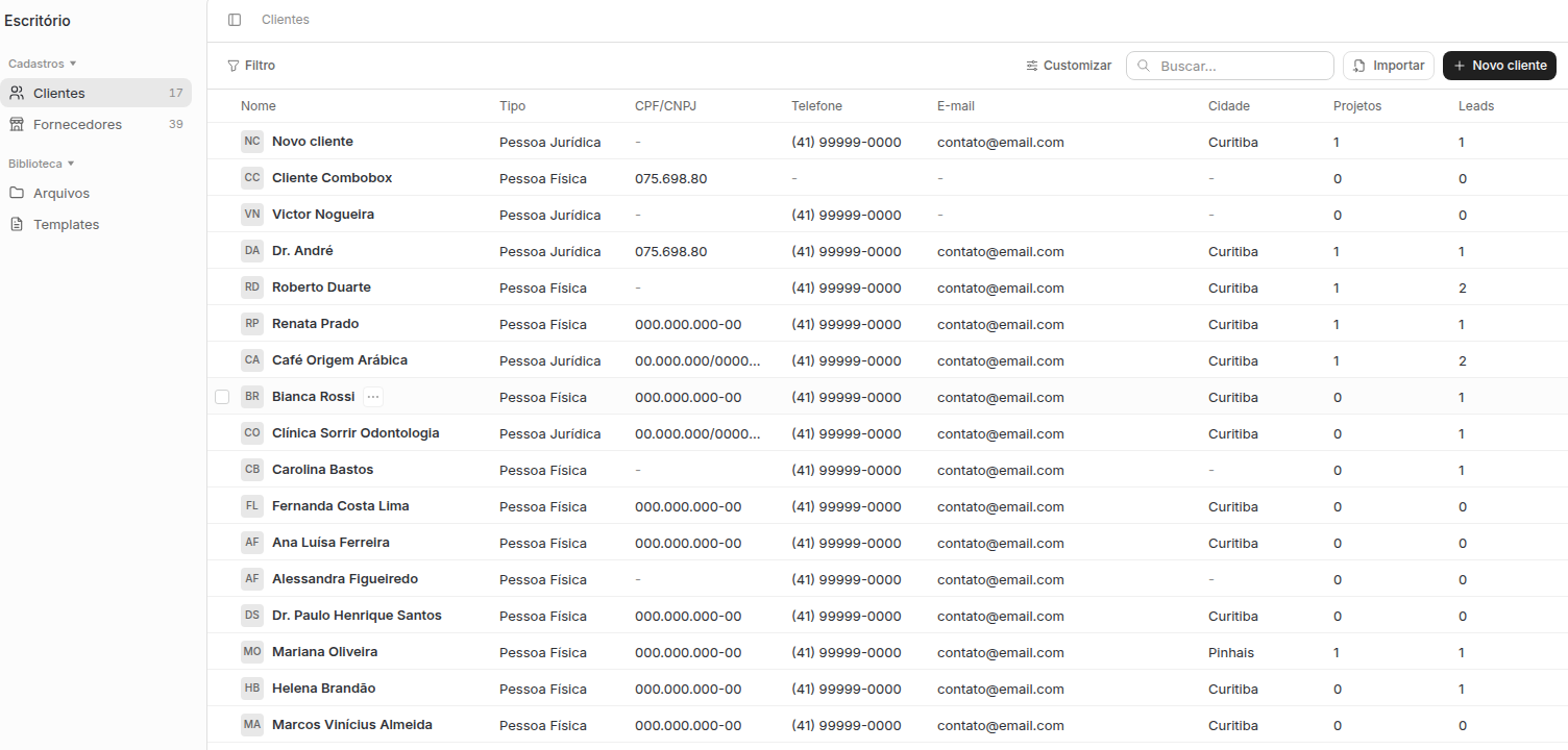 Lista de clientes em Escritório, com tipo, documento, telefone, e-mail, cidade e as contagens de projetos e leads.