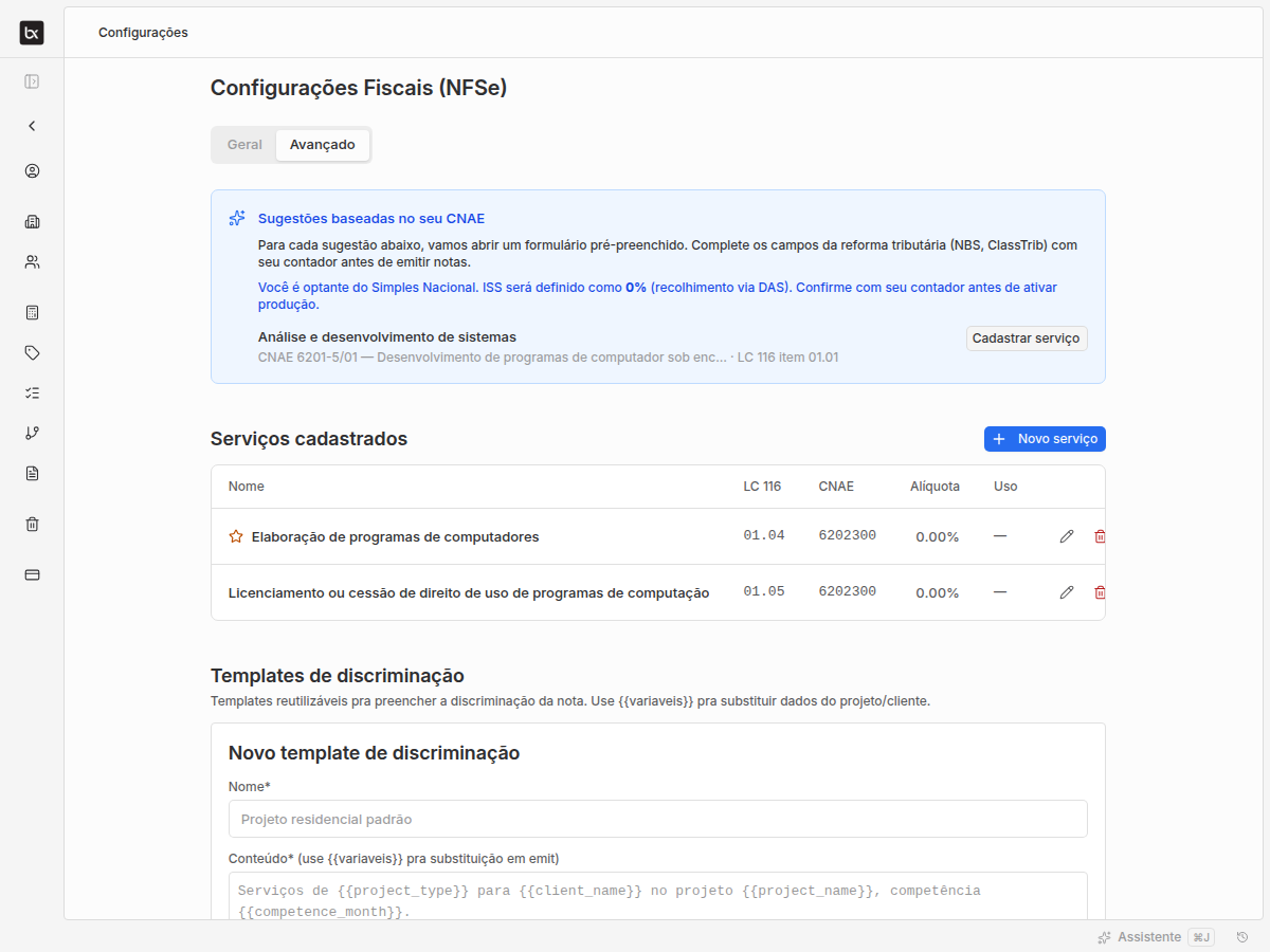 Editor de template de discriminação com nome e conteúdo usando variáveis como project_type, client_name, project_name e competence_month entre chaves duplas.