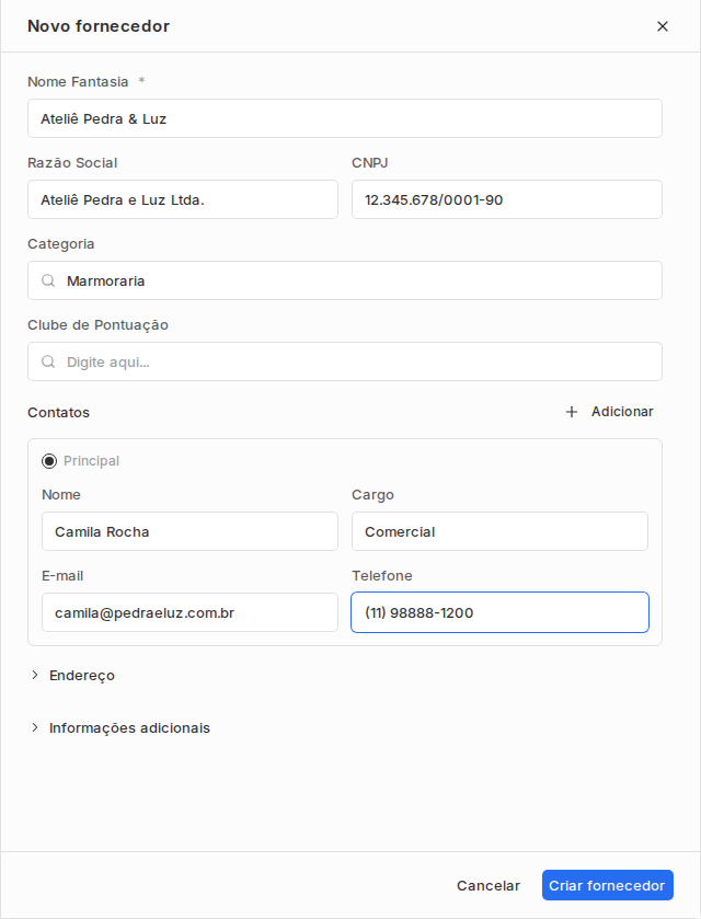 Sheet Novo fornecedor com nome fantasia, razão social, CNPJ, categoria e contato principal preenchidos.